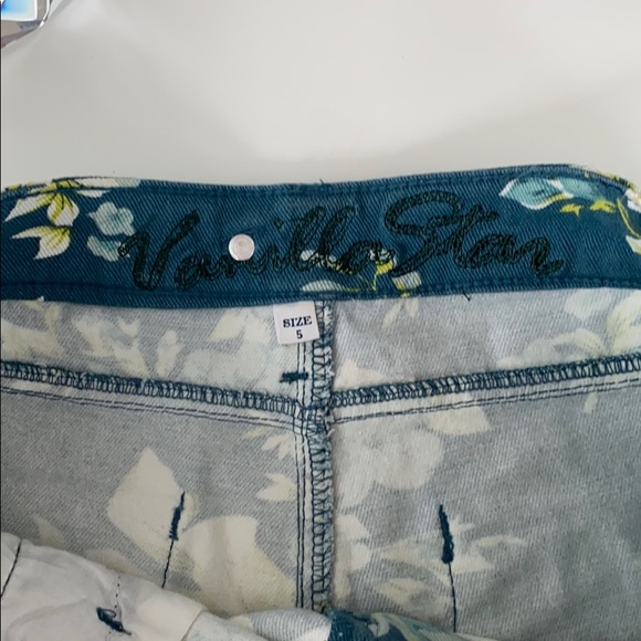 Vanilla Star floral distressed short - Picture 9 of 9